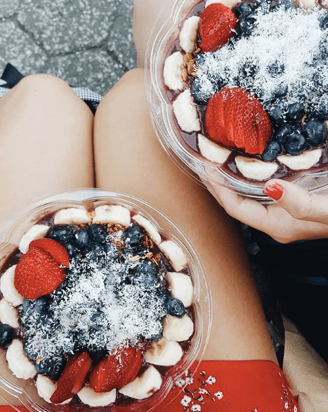 Deux bols de smoothie aux fruits rouges, banane et noix de coco