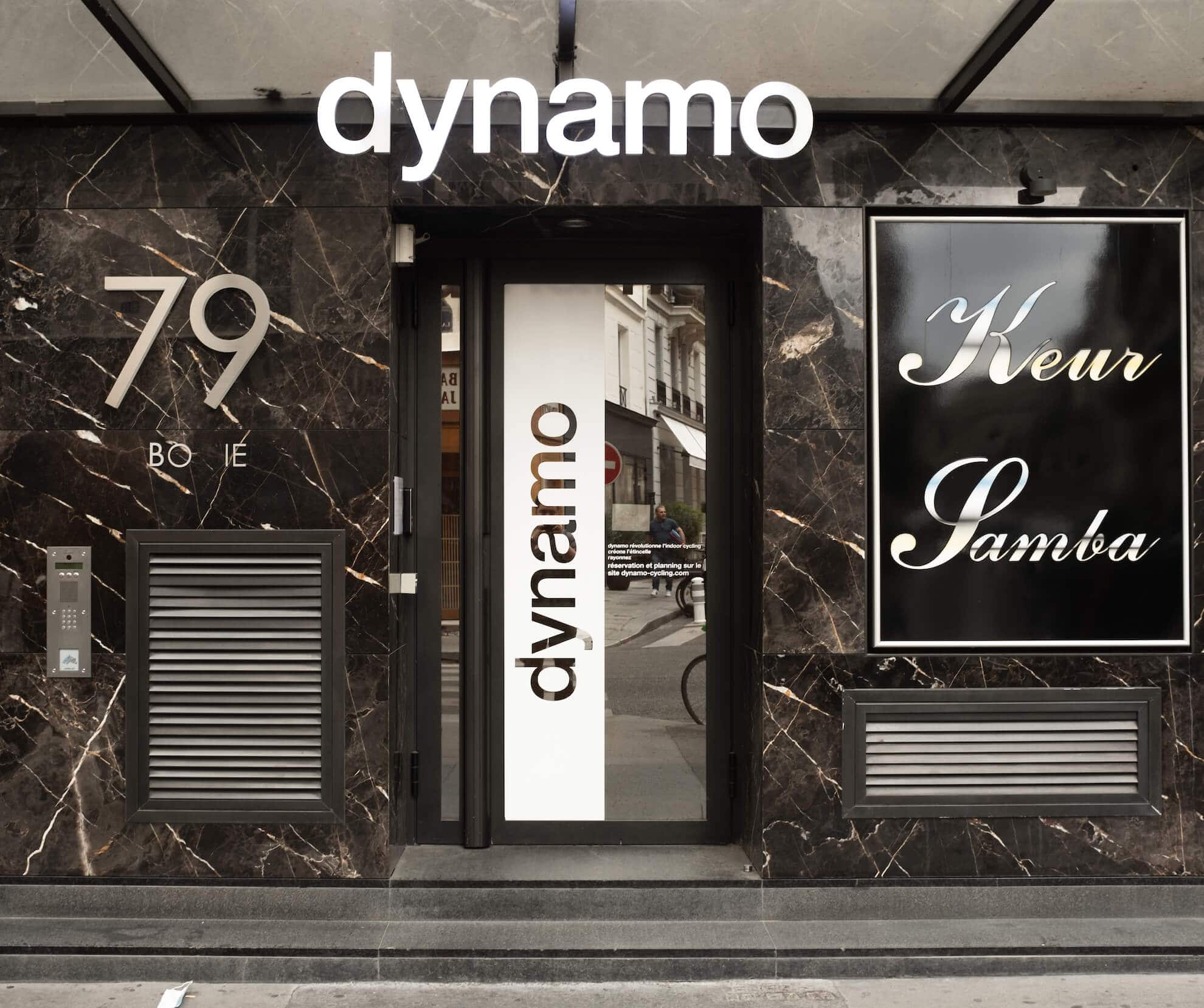 Entrée du studio Boétie : façade en marbre noir, enseigne dynamo et numéro 79