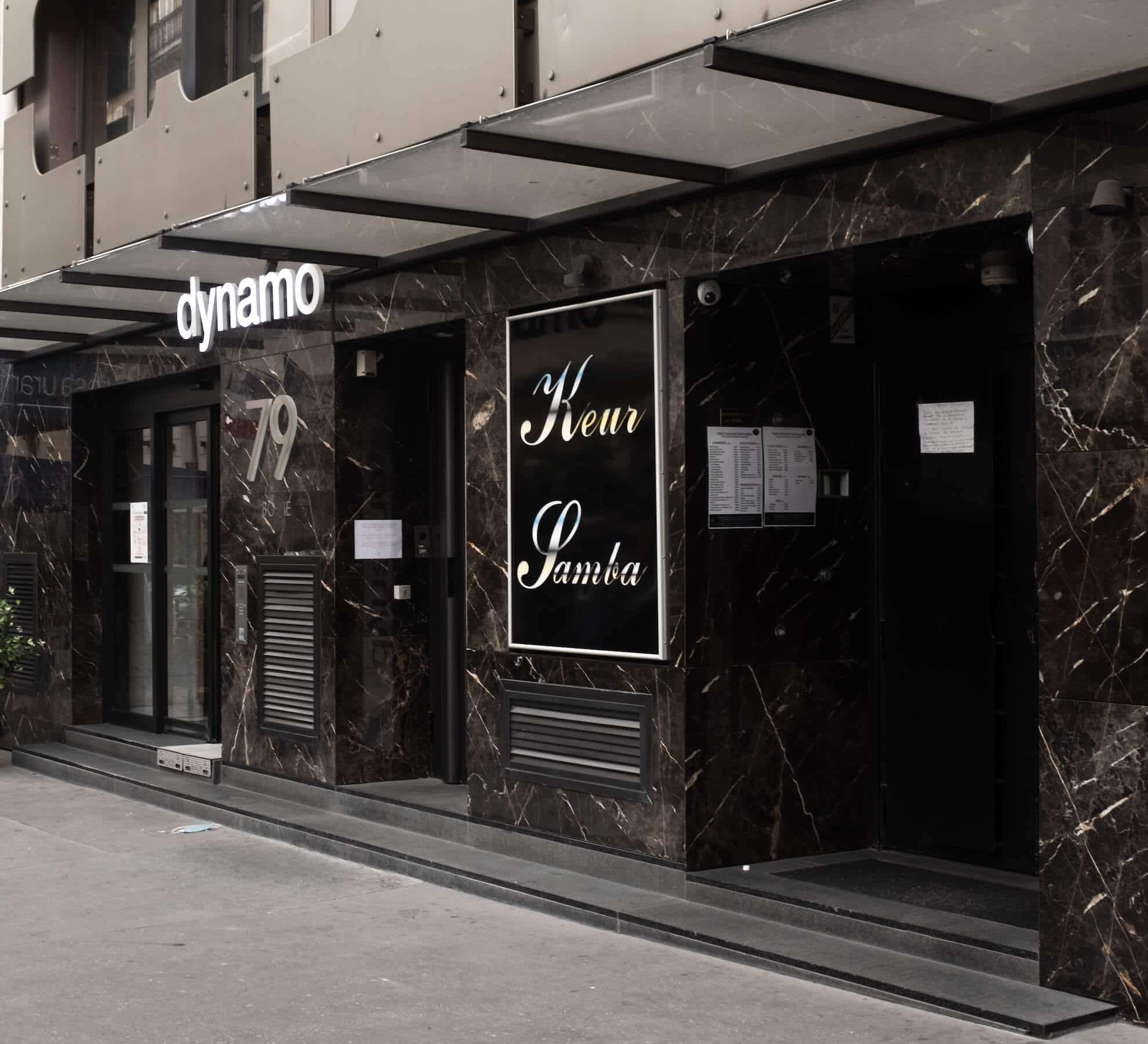 Façade en marbre noir du studio Boétie, enseigne dynamo au-dessus de l’entrée