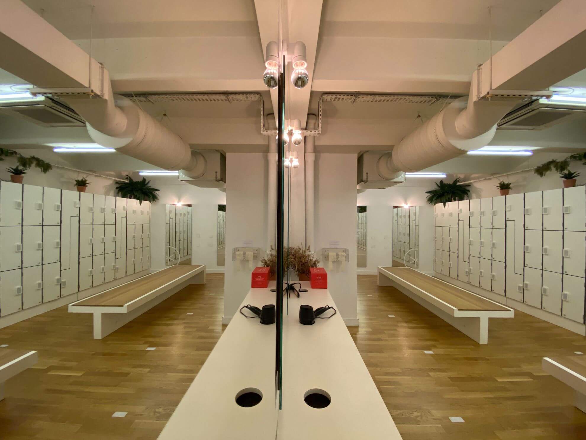Vestiaires du studio Boétie, casiers de part et d’autre d’un miroir central