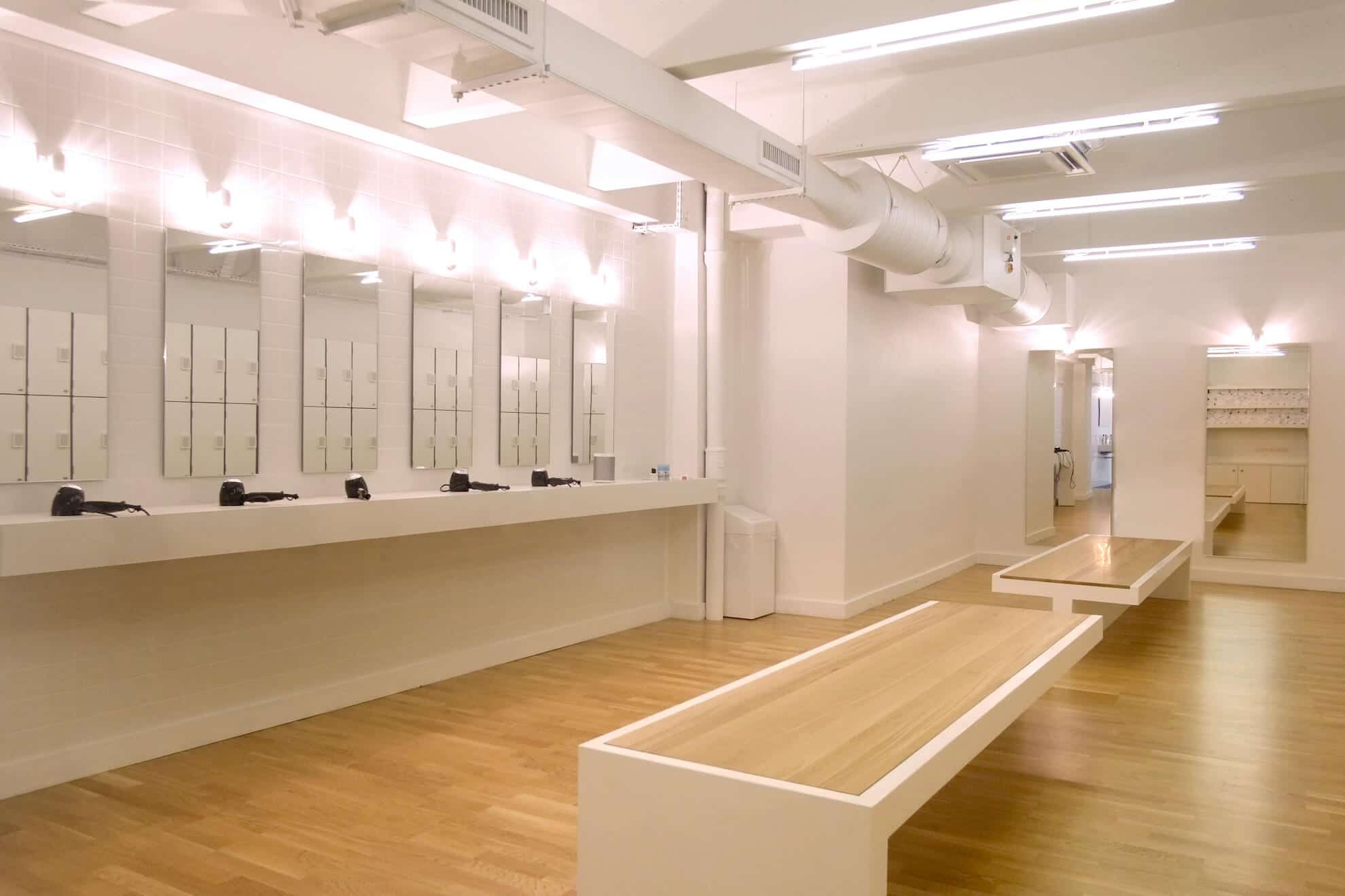 Coiffeuses du studio Boétie, miroirs éclairés et banc en bois