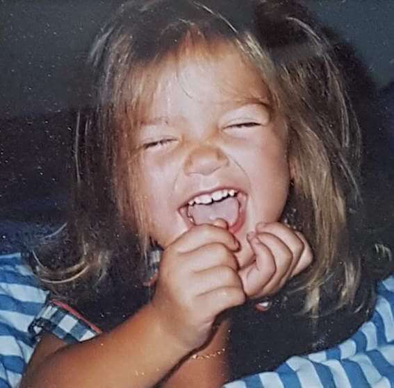 Lisa enfant riant aux éclats