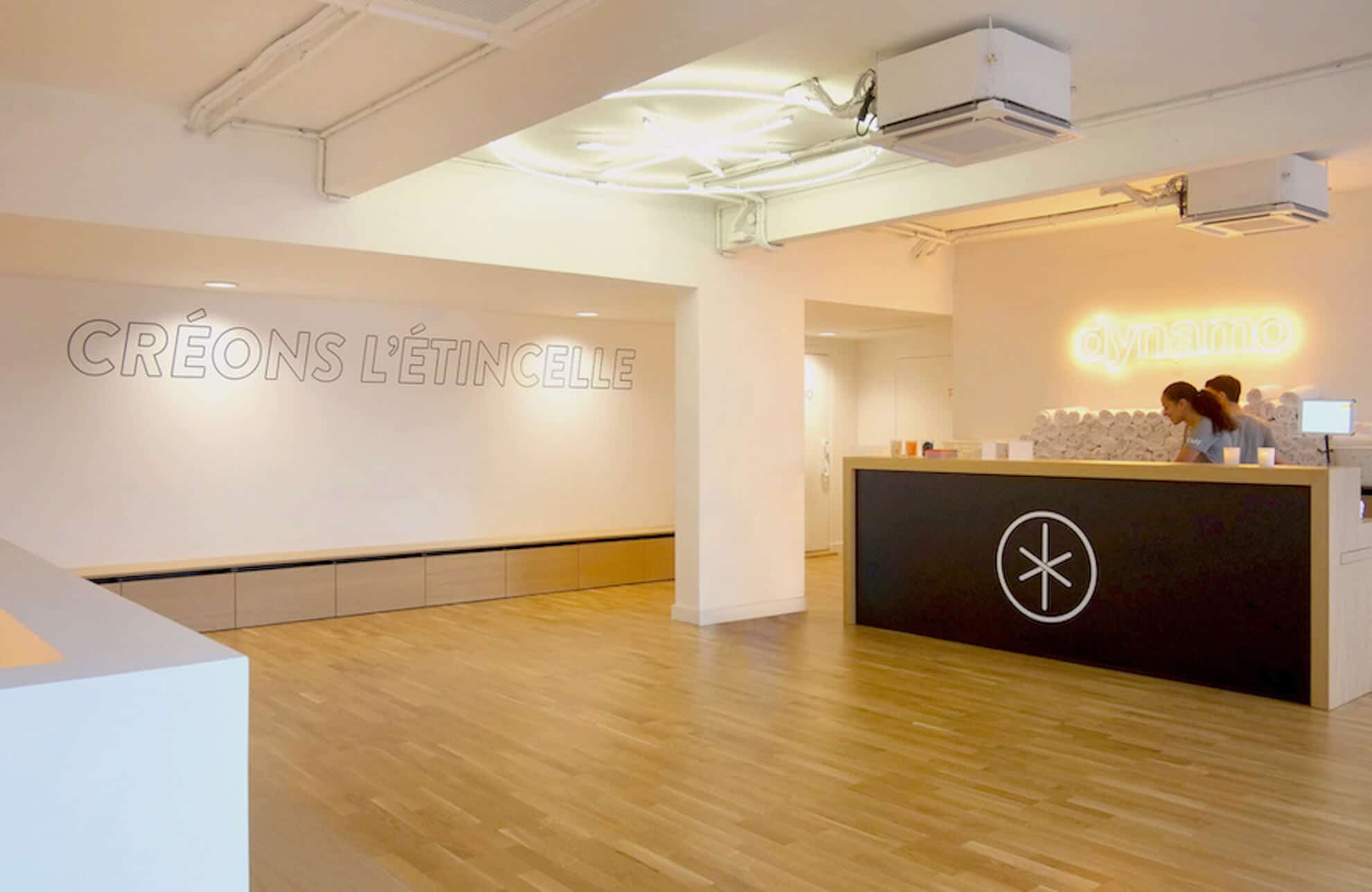 Accueil du studio Boétie : comptoir au logo dynamo et inscription CRÉONS L’ÉTINCELLE