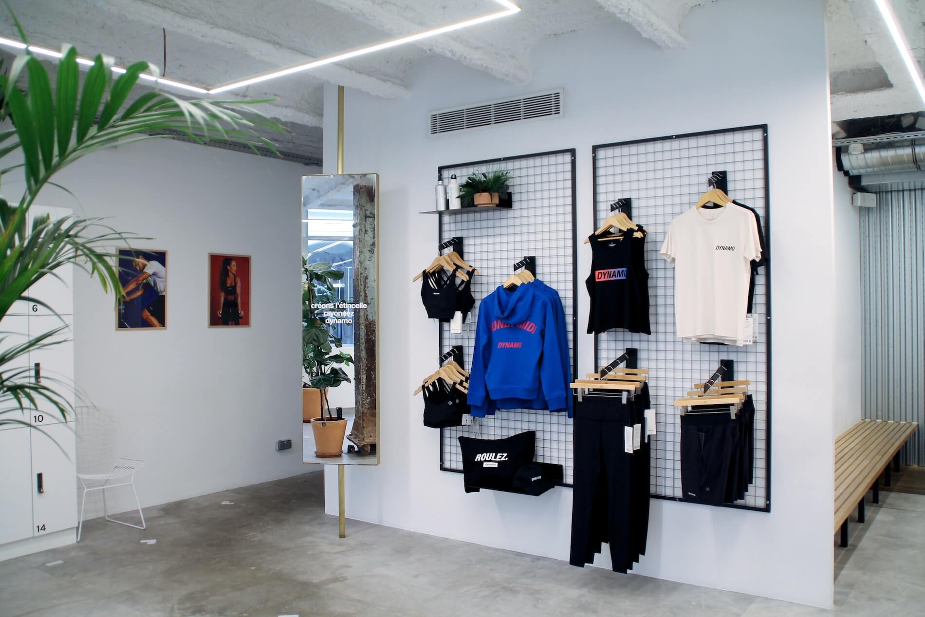 Vêtements dynamo exposés sur des grilles murales au studio Lafayette