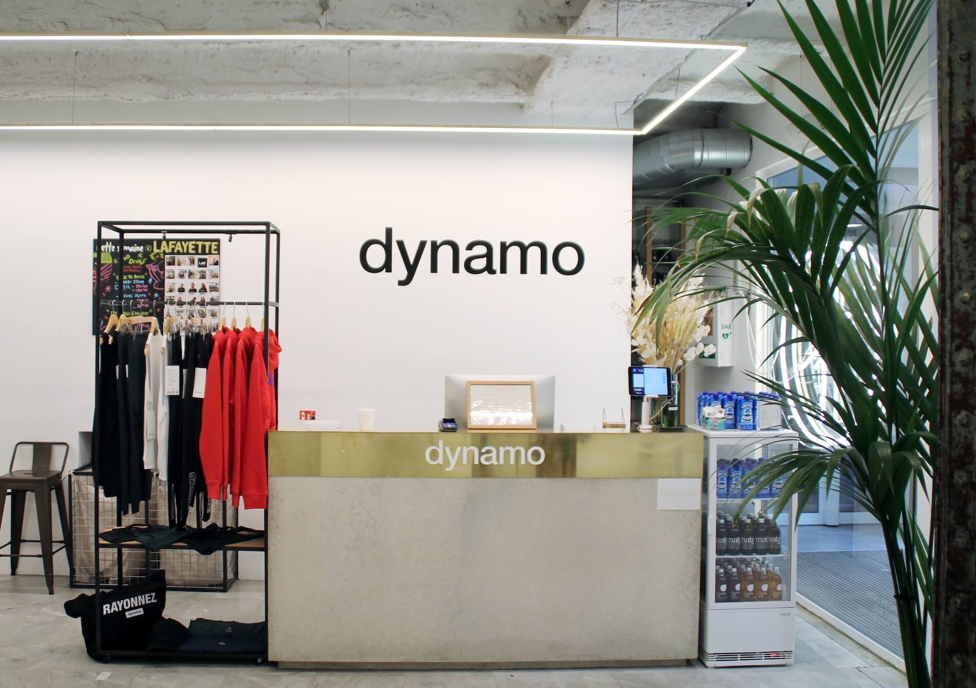 Accueil du studio Lafayette, portant de vêtements dynamo à côté du comptoir