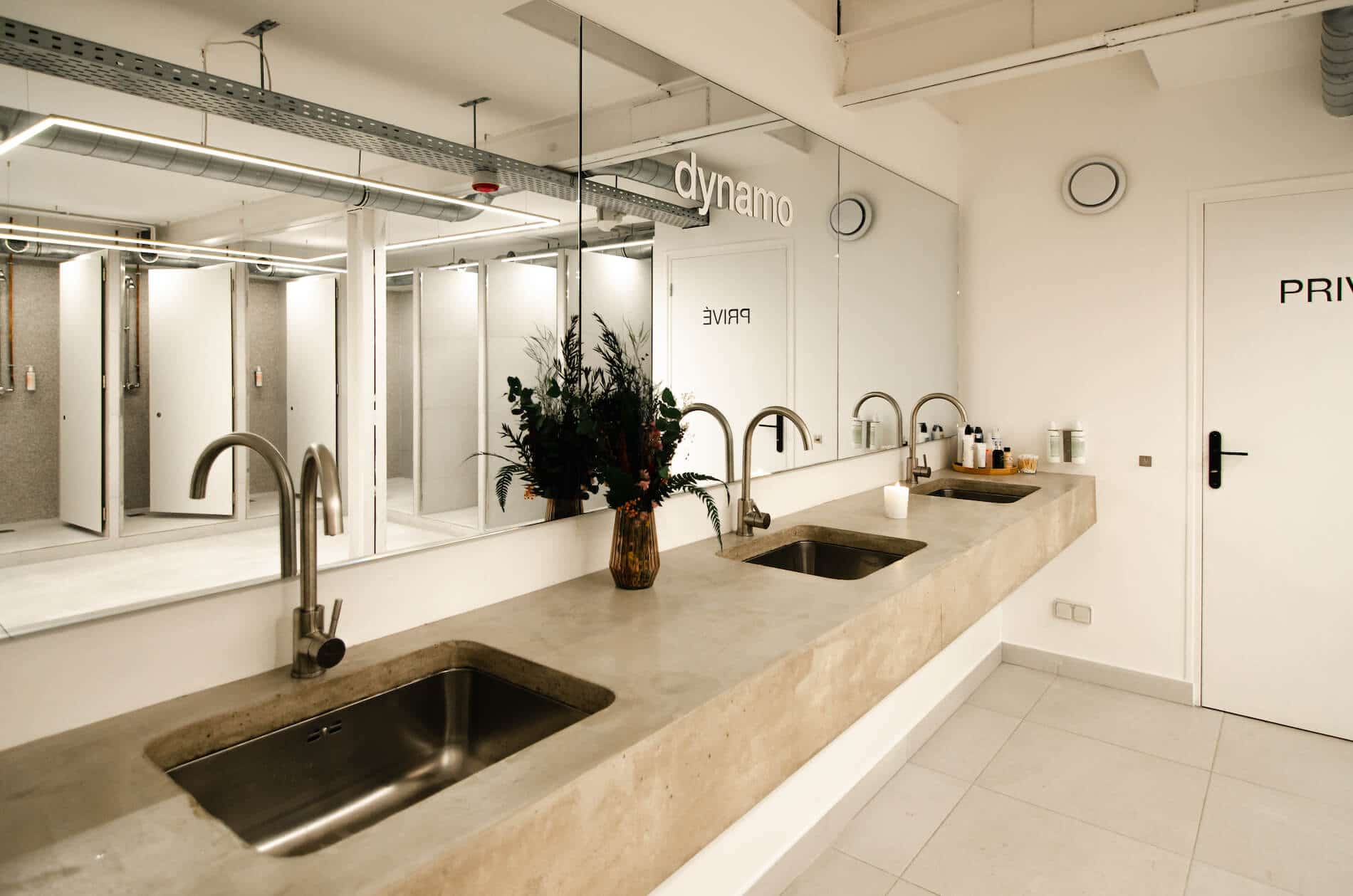 Lavabos et miroir des vestiaires du studio Villiers