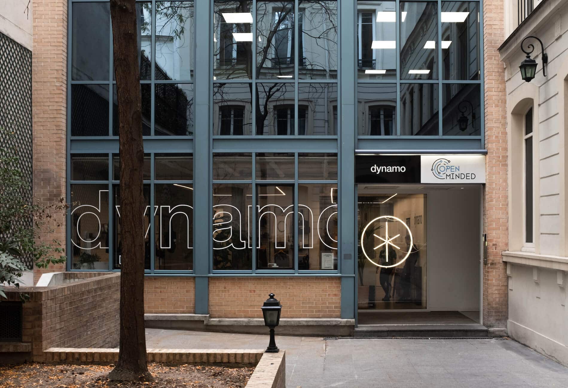 Façade vitrée du studio Lafayette sur cour, logo dynamo