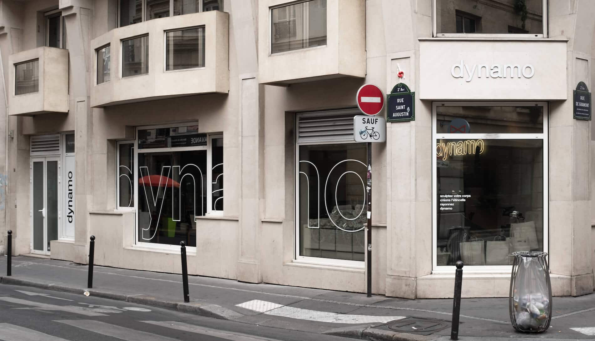 Façade du studio Opéra à l’angle d’une rue, enseigne dynamo