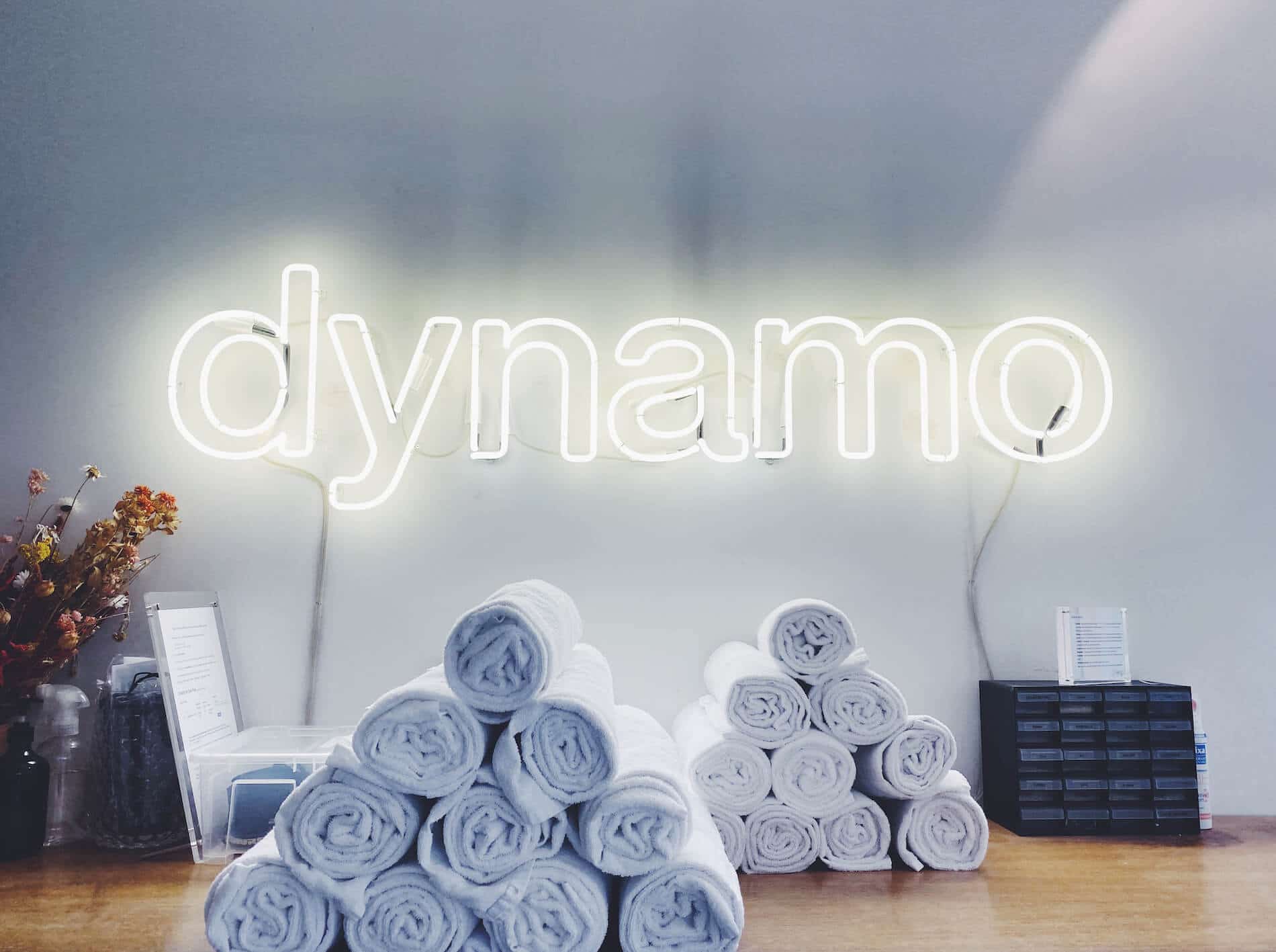 Serviettes roulées sous l’enseigne dynamo en néon au studio Opéra