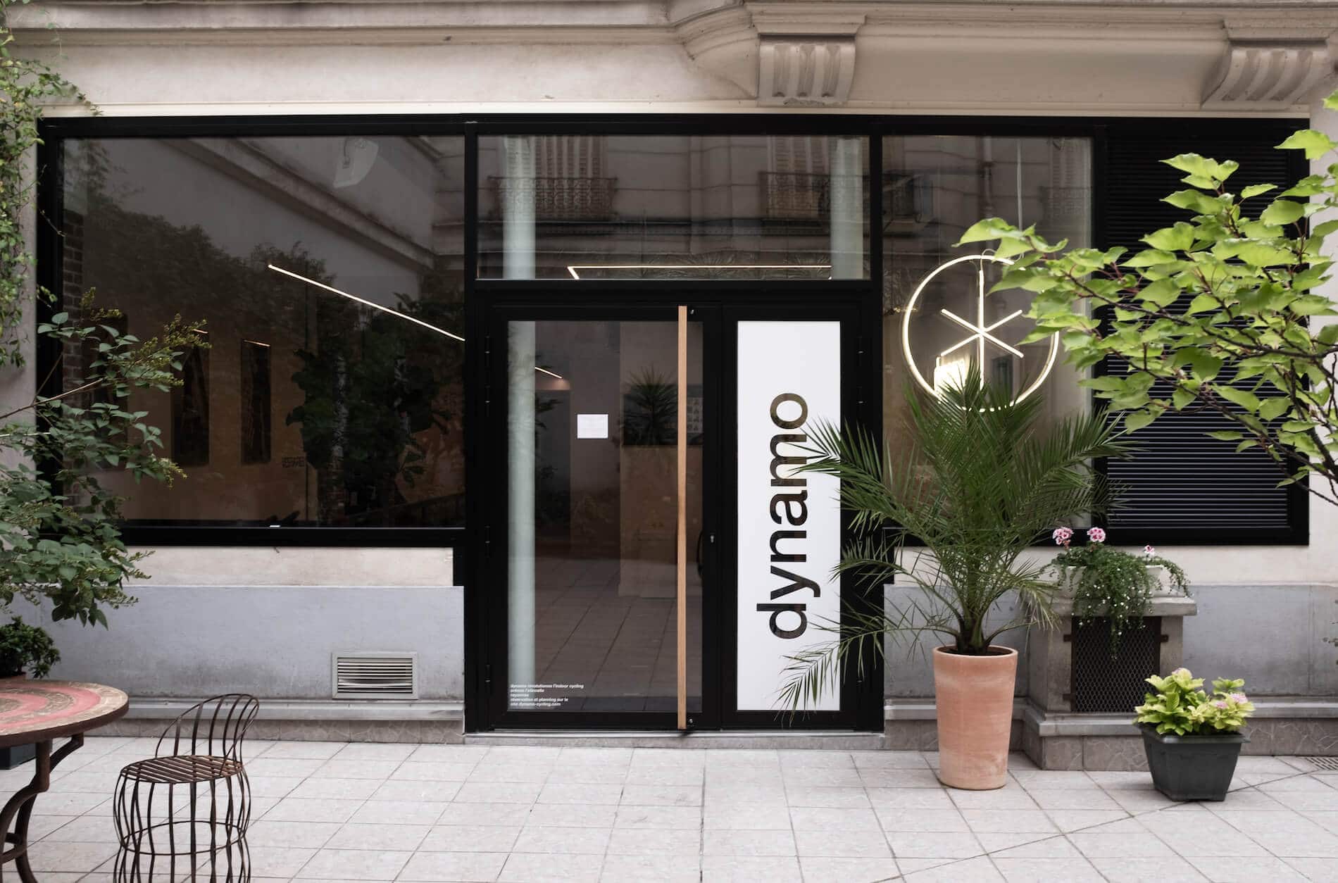 Façade du studio Villiers, enseigne dynamo verticale et plantes