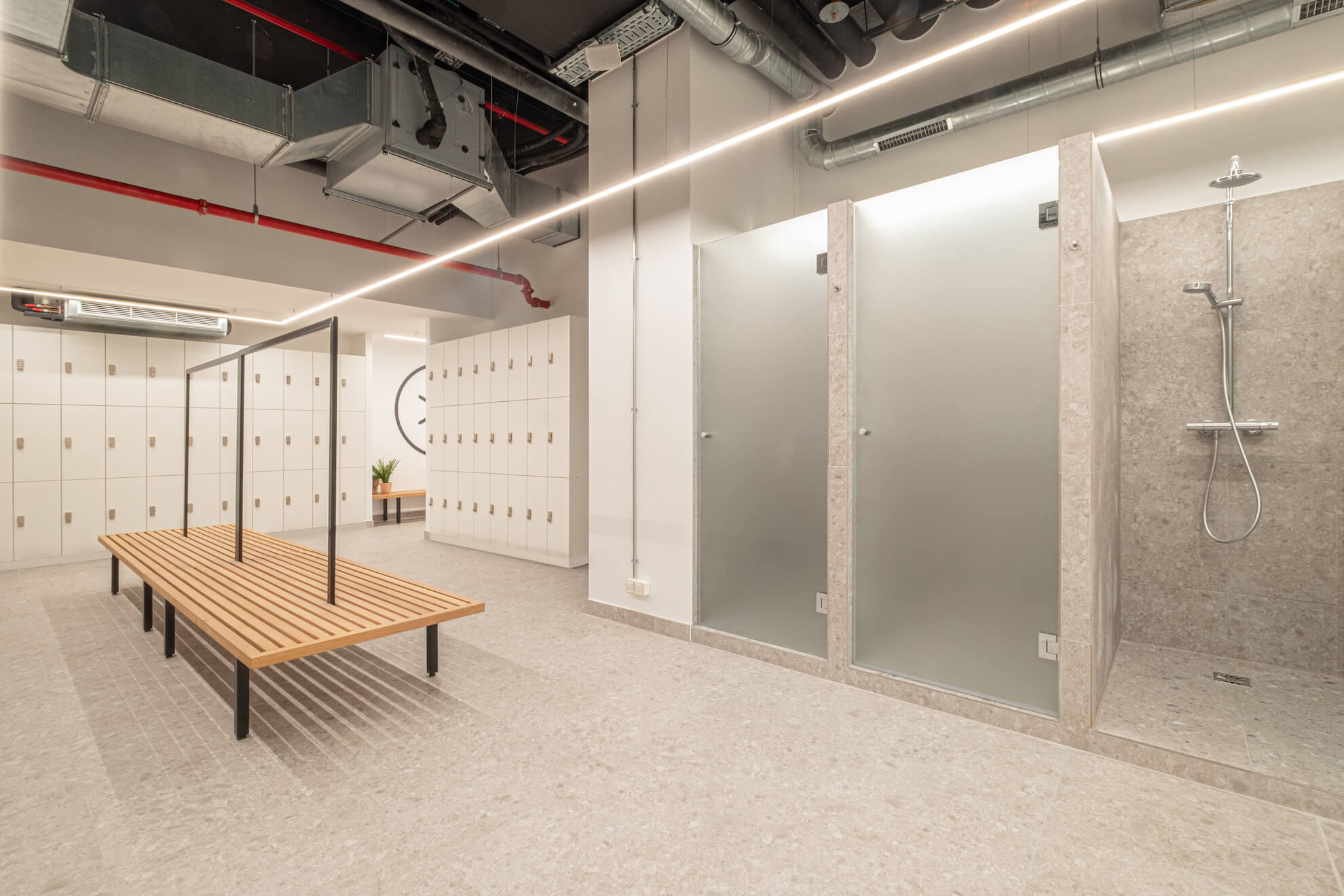 Douches et casiers des vestiaires du studio La Défense