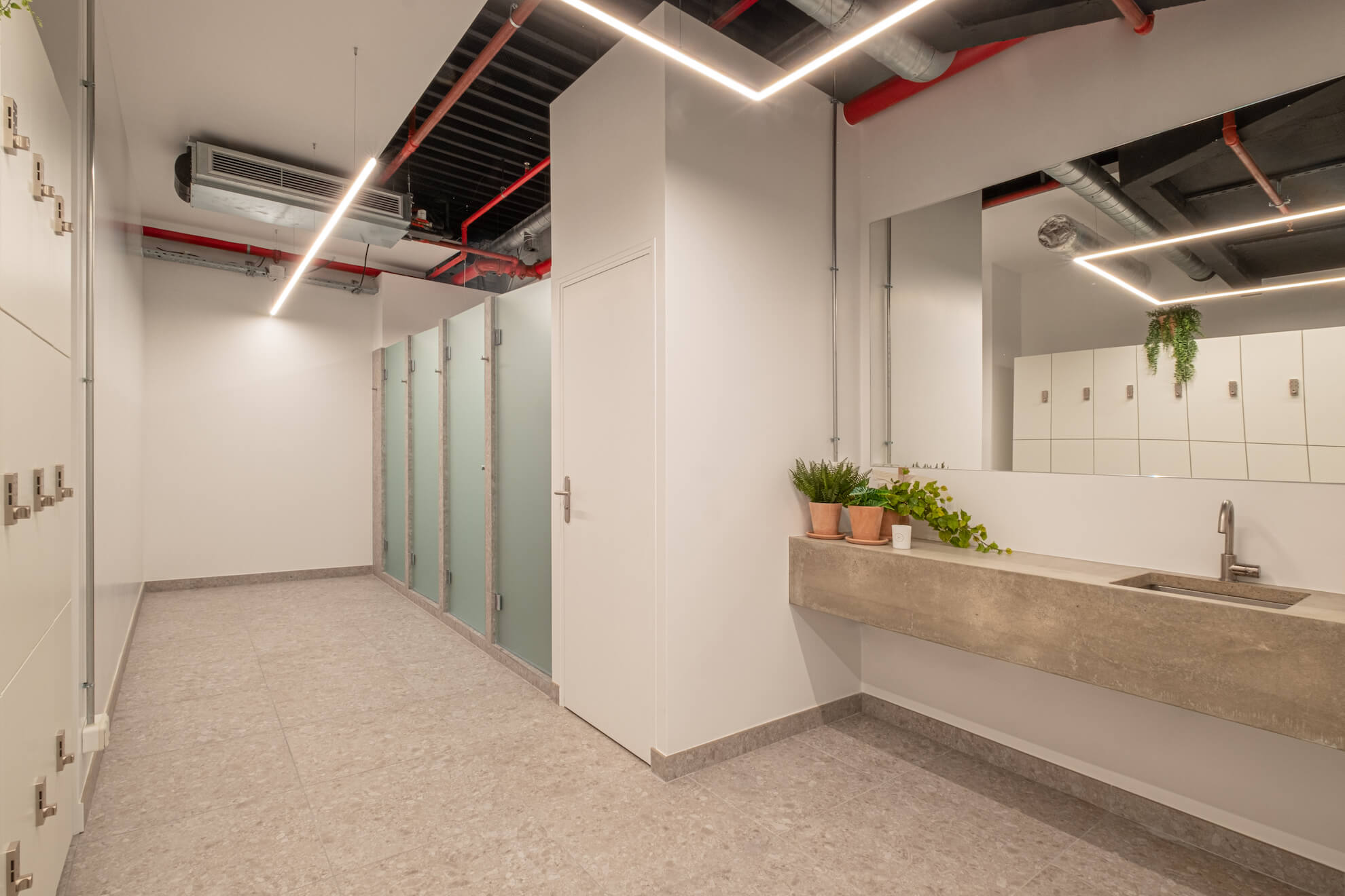 Lavabos et plantes dans les vestiaires du studio La Défense