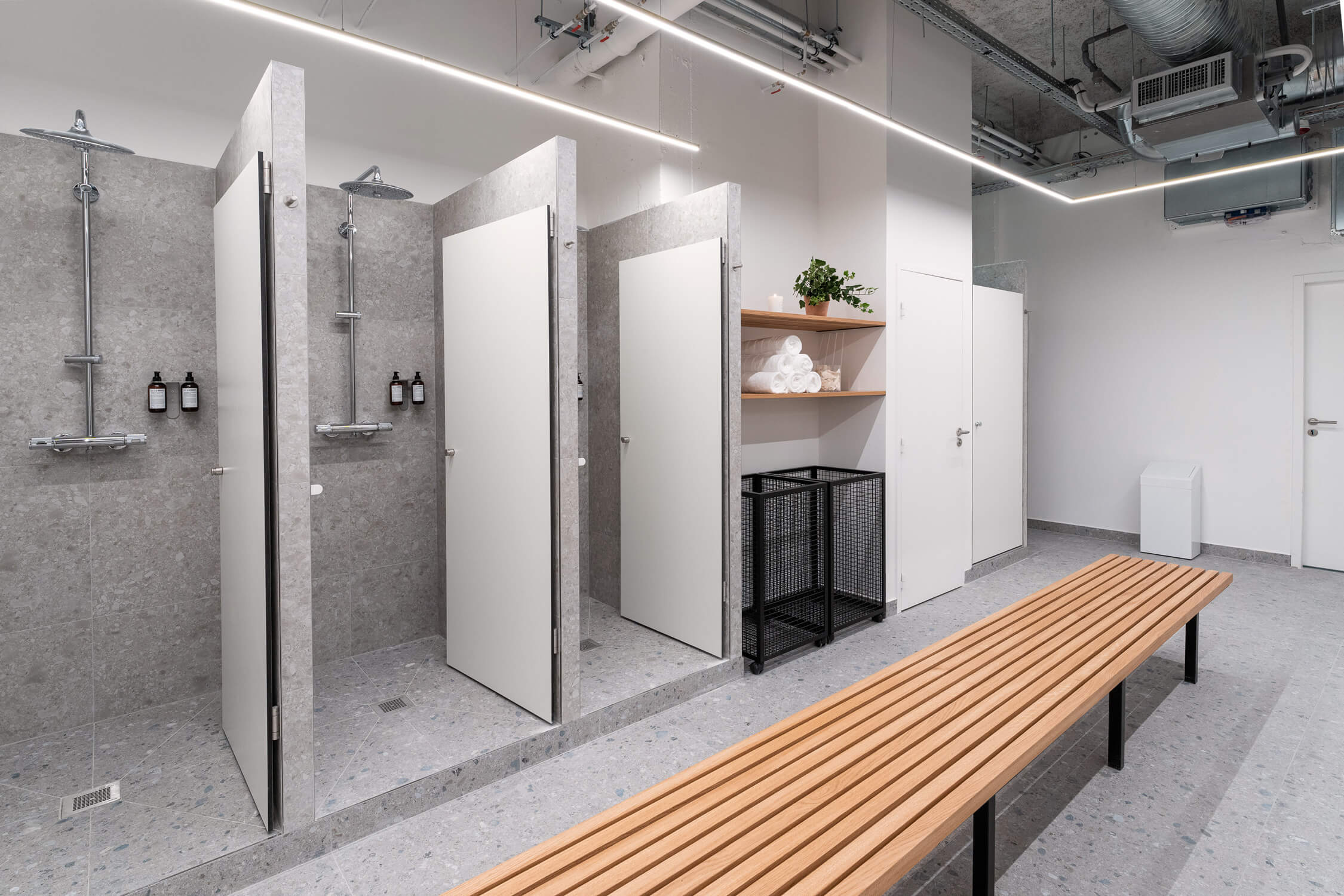 Douches et banc en bois des vestiaires du studio Boulogne