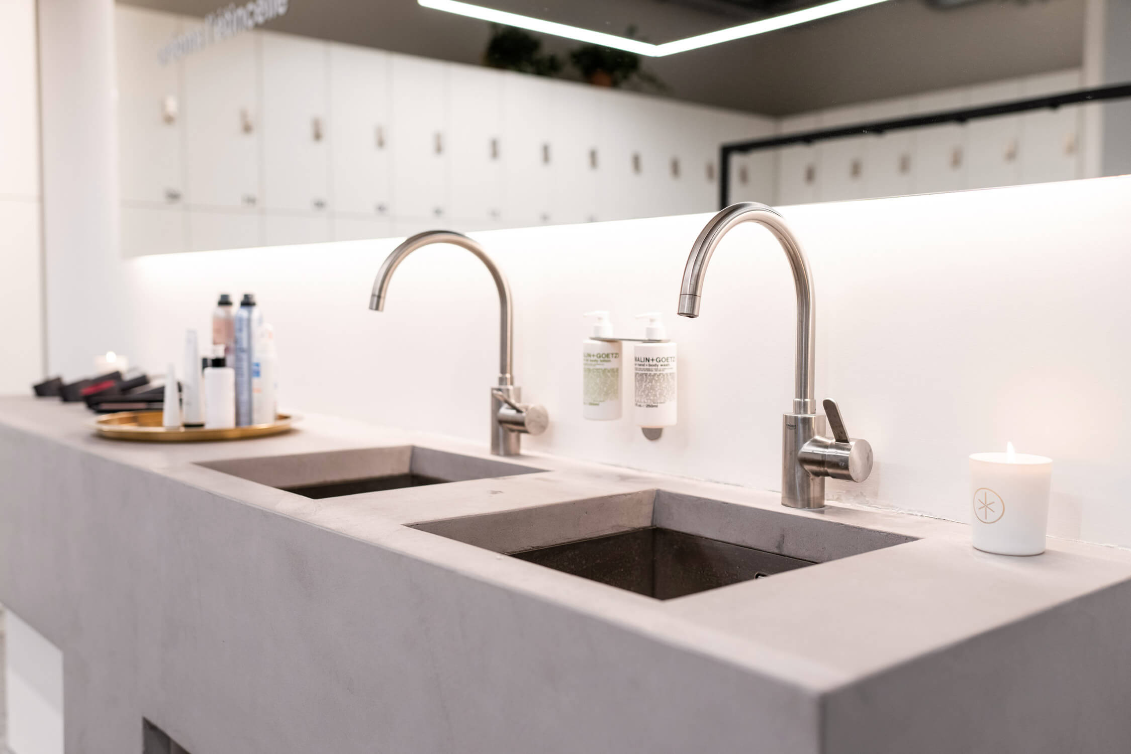 Lavabos et produits de soin dans les vestiaires du studio Boulogne