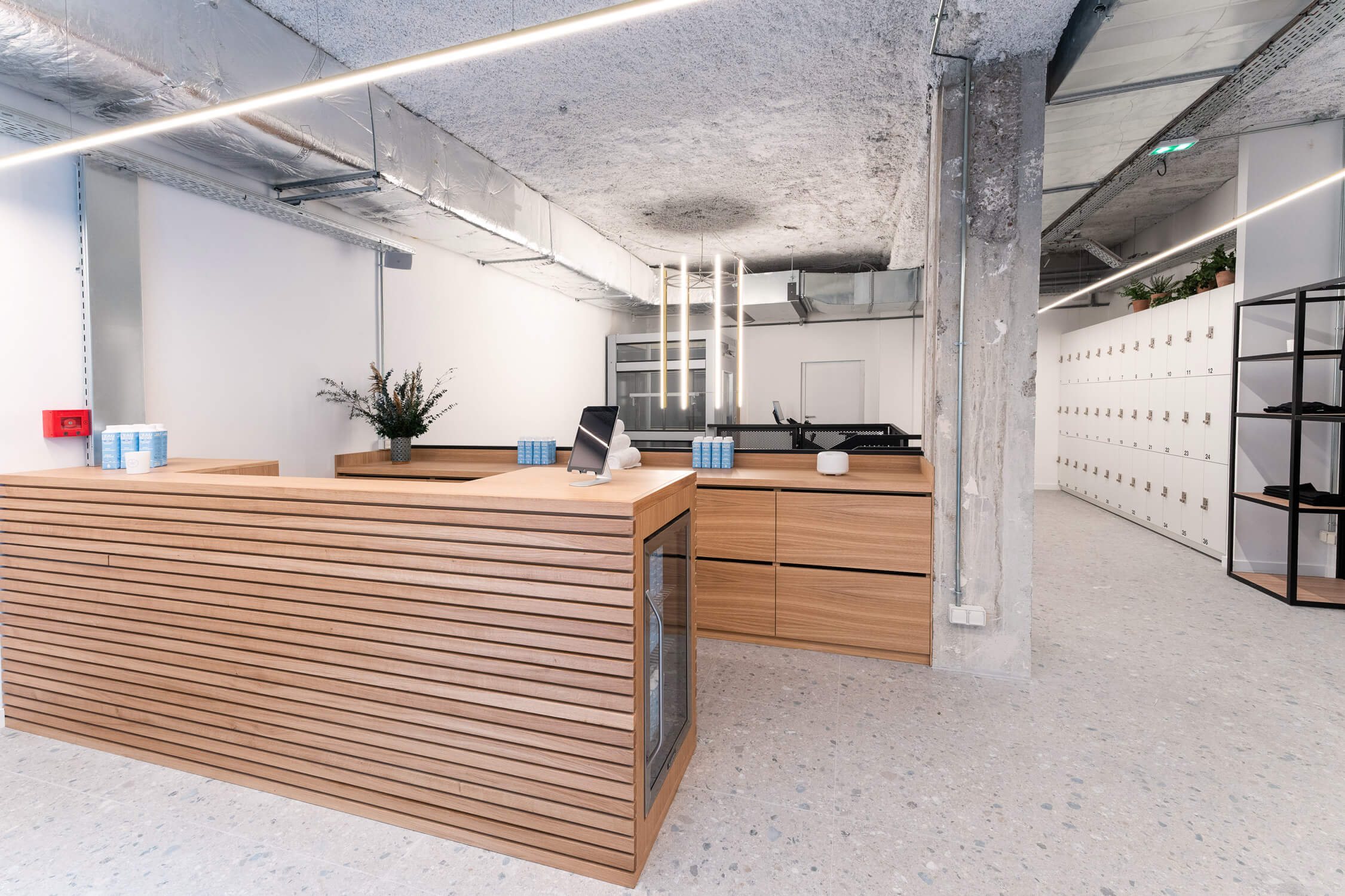 Accueil du studio Boulogne, comptoir en bois clair
