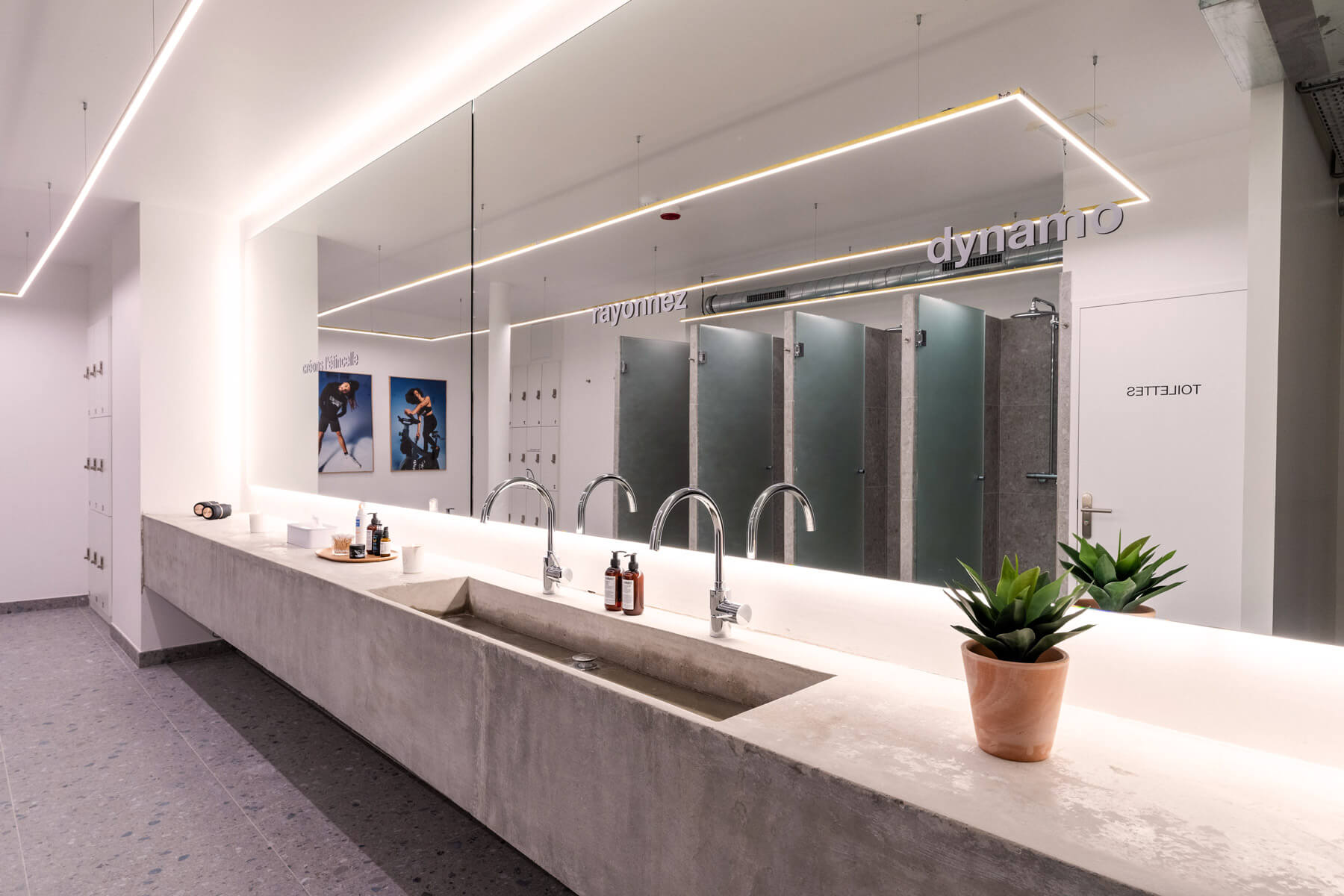 Lavabos en béton et grand miroir des vestiaires du studio Sèvres