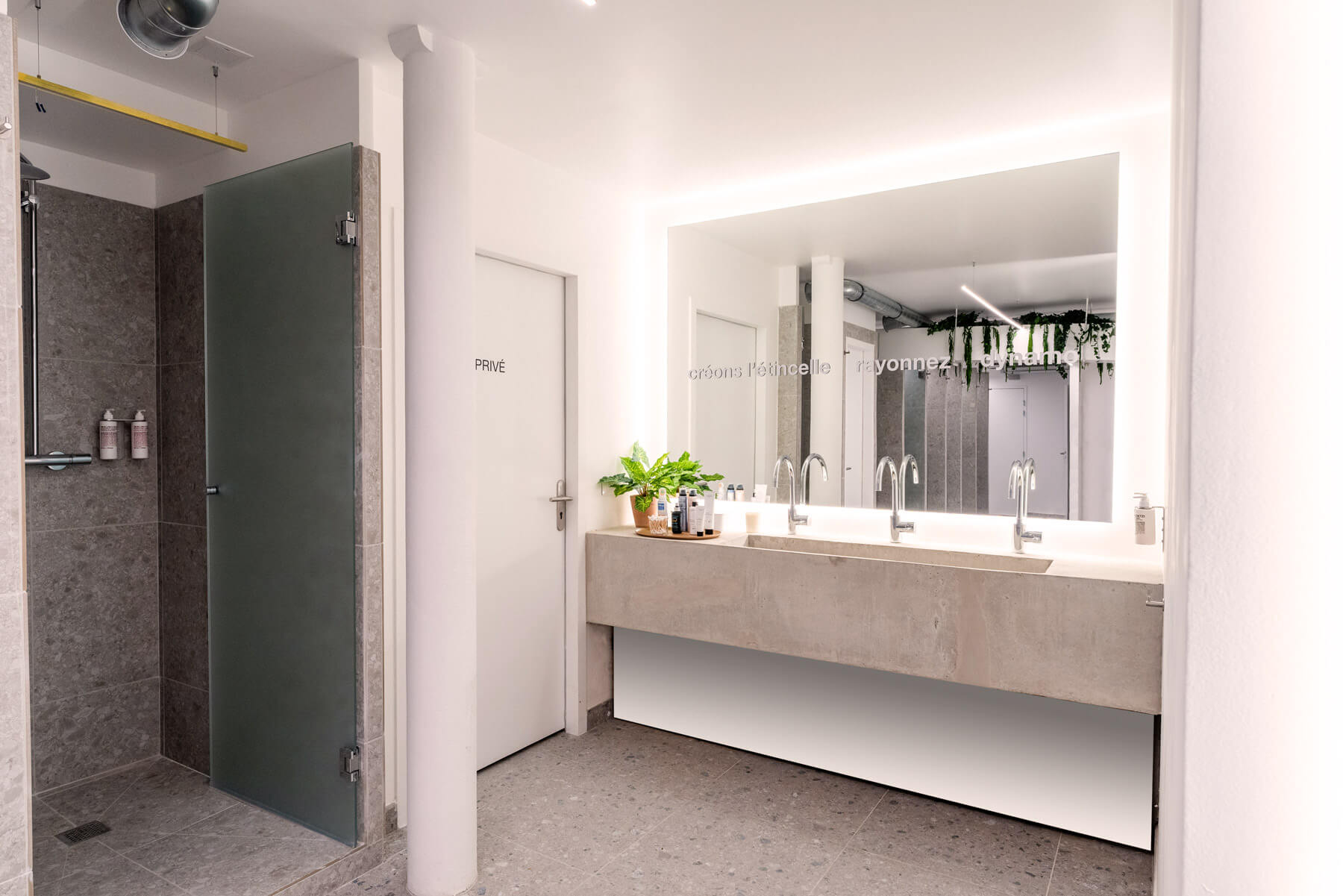 Douche et lavabos des vestiaires du studio Sèvres